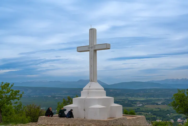 La croce sul Križevac al tramonto
