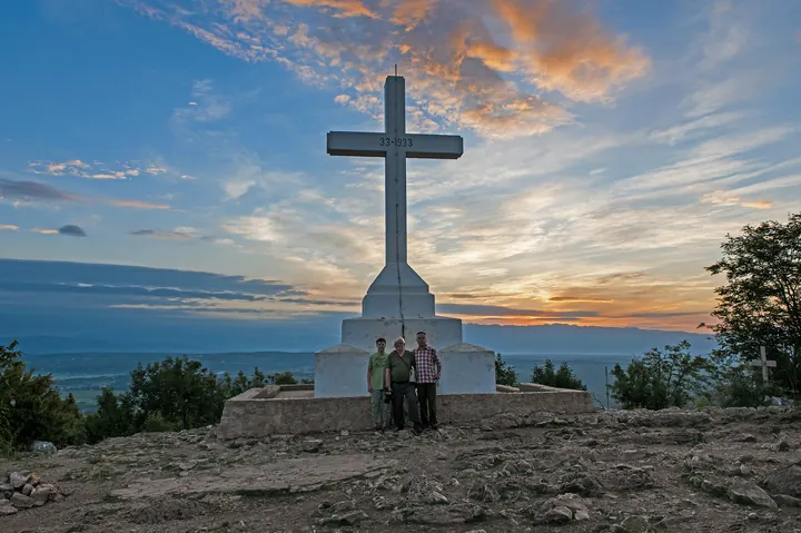 La croce sul Križevac al tramonto
