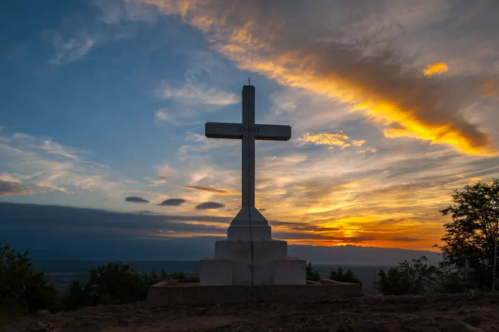 La croce sul Križevac al tramonto