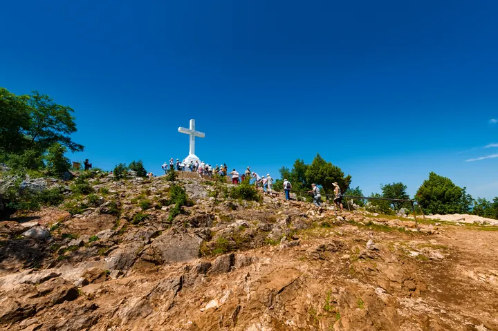 La croce sul Križevac al tramonto